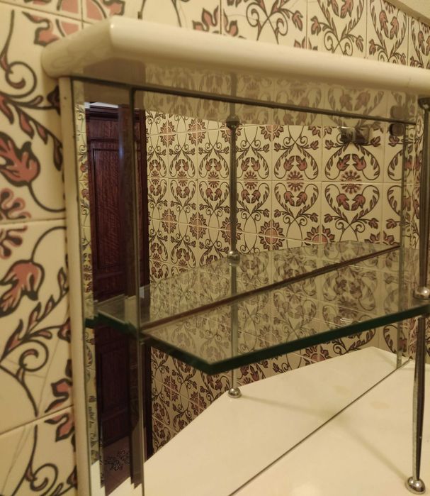 Móvel de casa de banho com prateleiras e espelho
