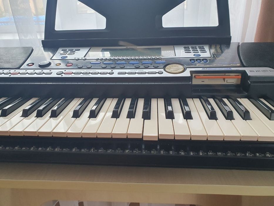 Синтезатор Yamaha PSR-540 + підставка
