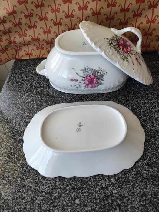 Terrina Vista Alegre com tampa.Vintage.1948-1968.a e uma travessa oval.