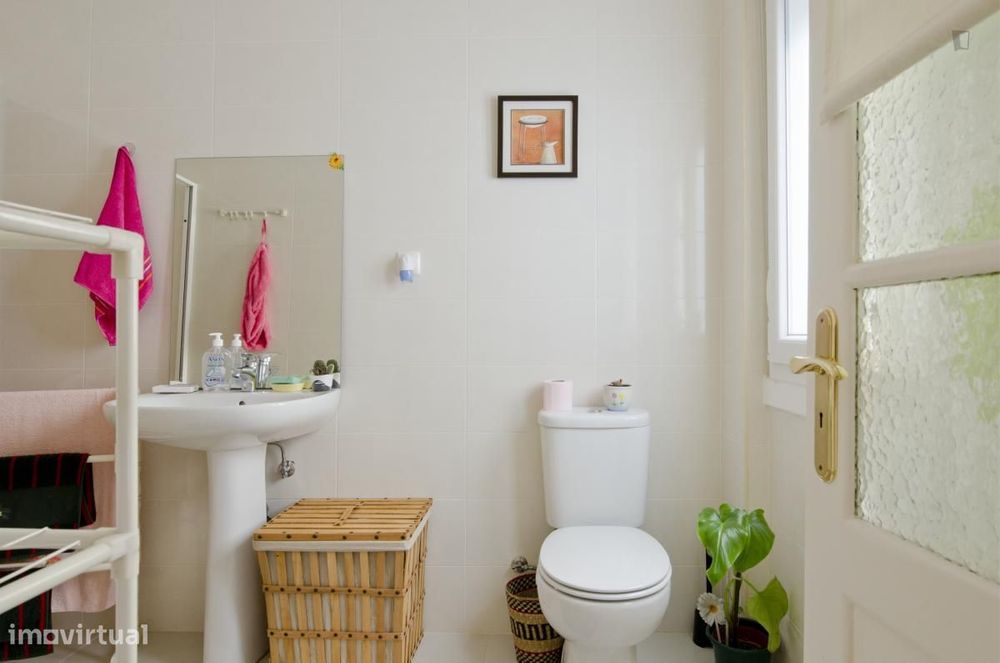 Quarto - localizado em Campolide Lisbon