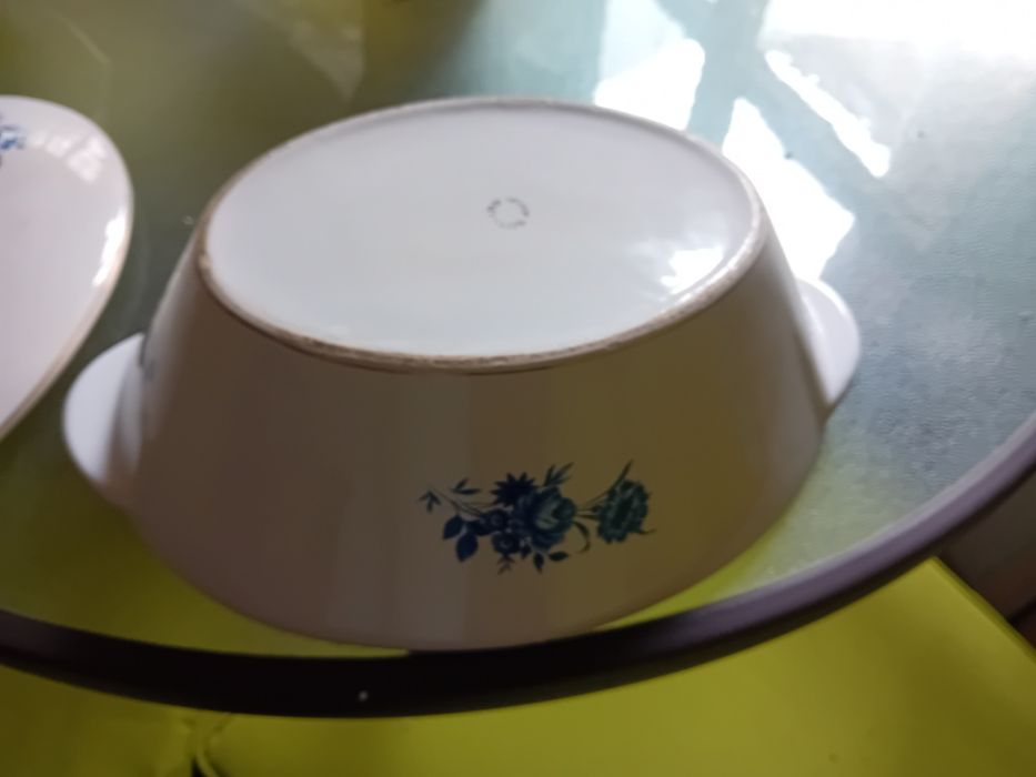 Vende terina em porcelana antiga de fabricação portuguesa