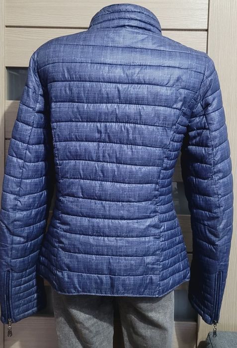 Niebieska pikowana kurtka przejściówka na stójce