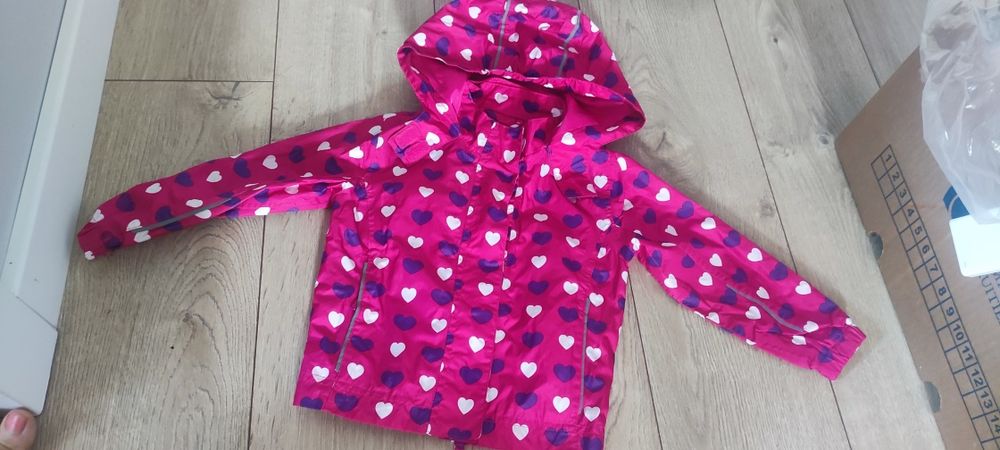 Kurtka dziewczęca 2-3 lata 86-104
Zamek i rzepy działają. Stan idealny