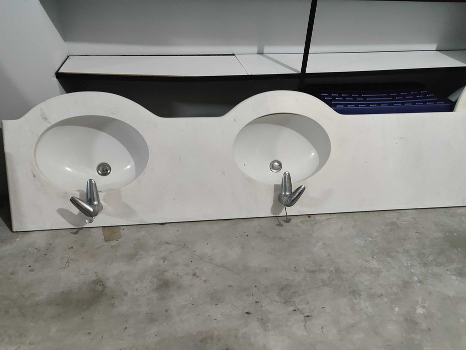 Lavatório Roca com torneira Grohe