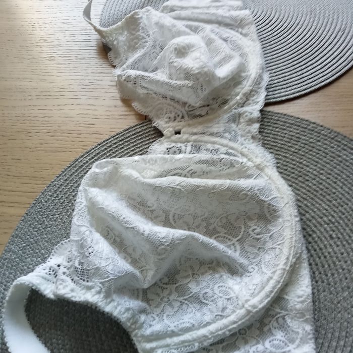 Biustonosz miękki, koronkowy, białyTriumph Amourette 75i
