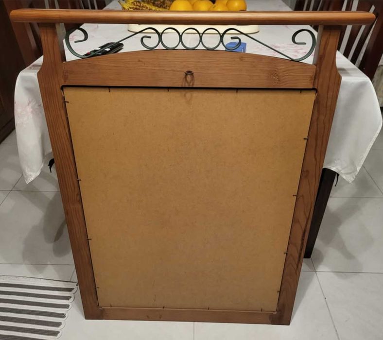 Espelho com moldura de madeira maçica