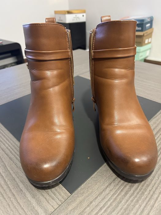 Botins castanhos claro com salto