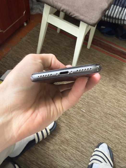 Телефон iPhone 8