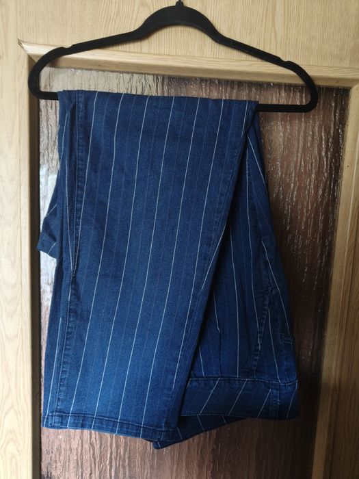 Jeansy damskie w pasy.