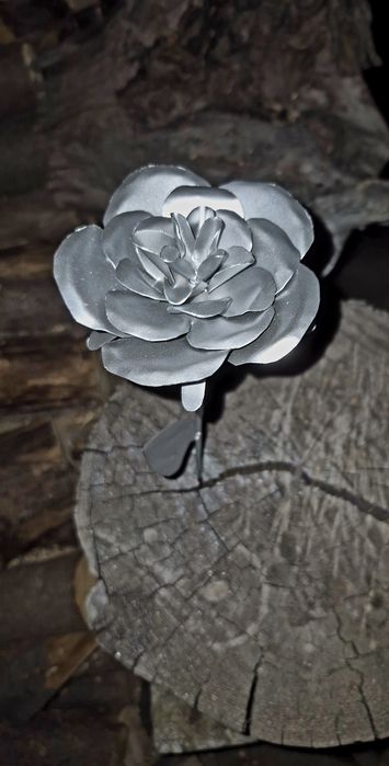 Róża ze stali nierdzewnej