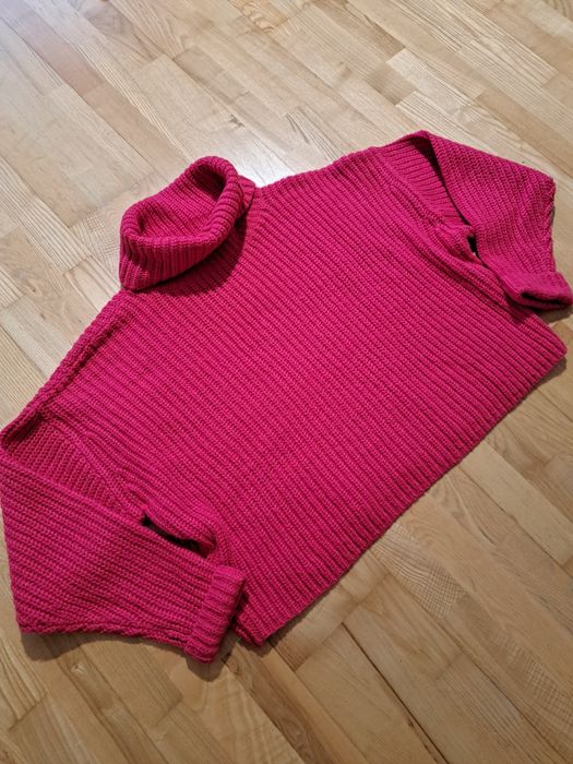 Malinowy sweter z golfem