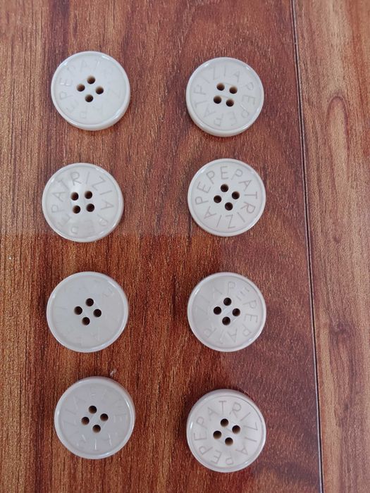 Oryginalne guziki Patrizia Pepe z wysokiej jakości tworzywa