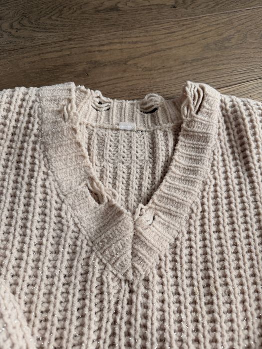 Beżowy miękki sweter o grubszym splocie