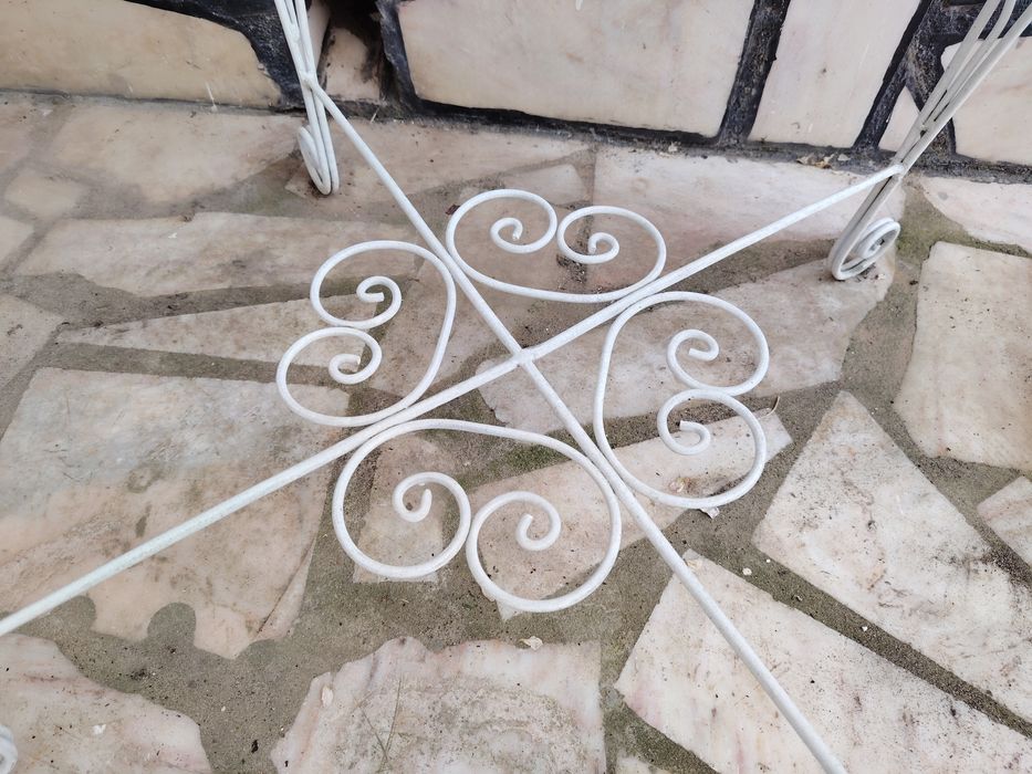 Conjunto de Mesa em Ferro Forjado e 4 Cadeiras