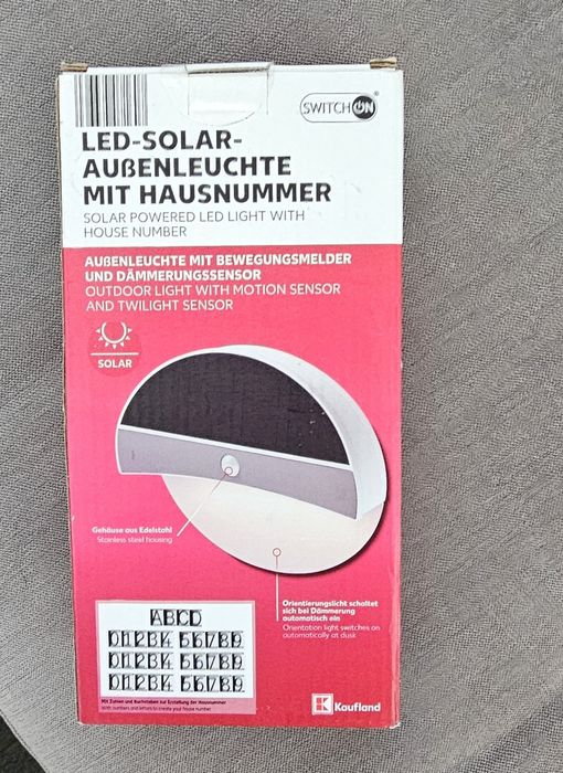 Lampa zewnętrzna LED zasilana energią słoneczną z numerem domu.