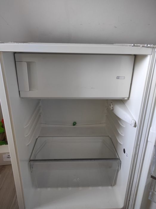 Lodówka Electrolux z zamrażalnikiem niska ale pojemna.