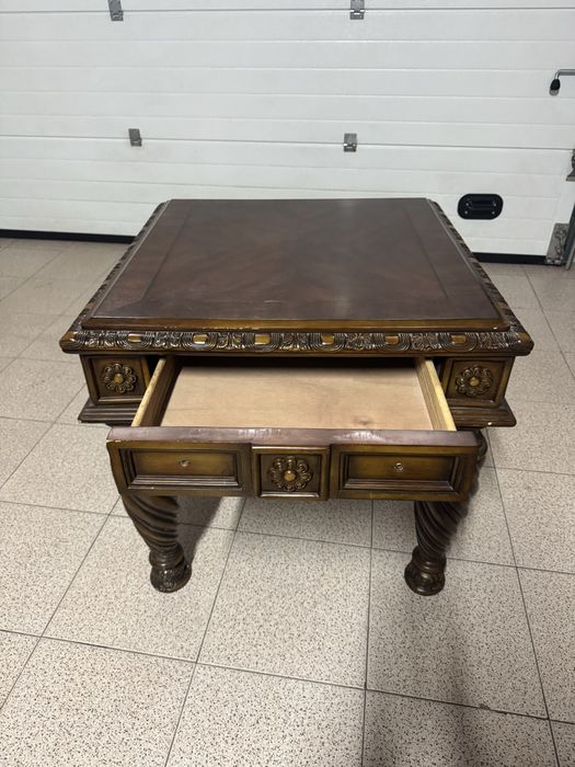 Mesa rustica de madeira em bom estado com uma gaveta