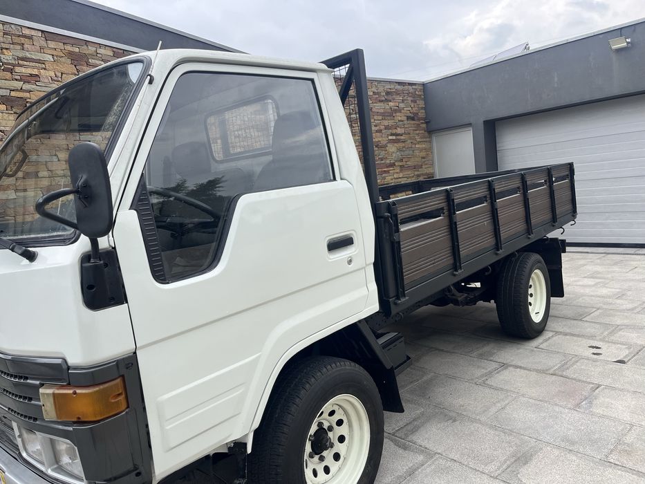 Toyota Dyna 150 lugares 3