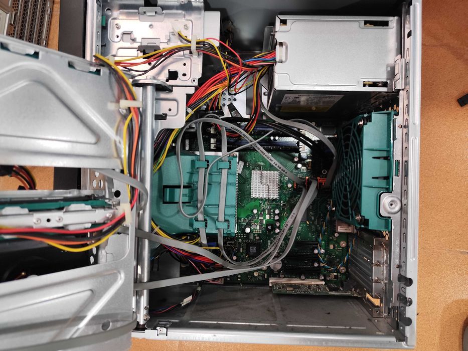 Servidor Fujitsu PRIMERGY TX100 S1 (XEON)