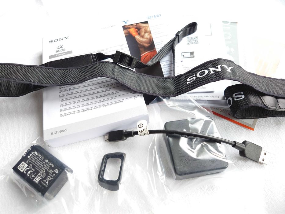SONY A6000 (ILCE6000) w bardzo dobrym stanie, pełna dokumentacja