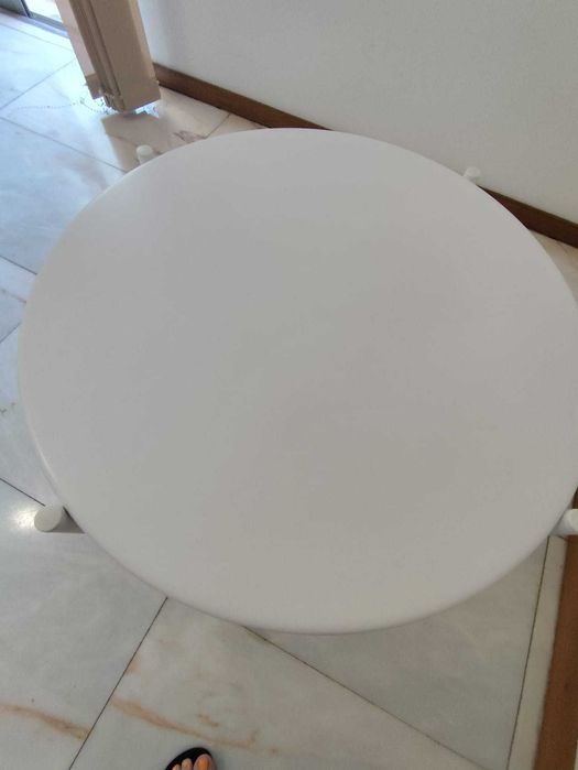 mesa de apoio em metal branca
