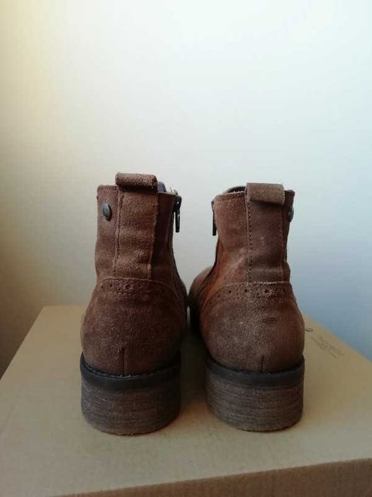Botas castanhas com fecho