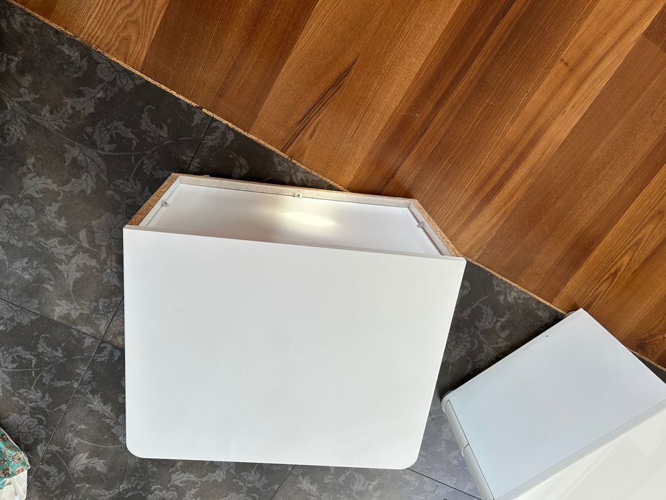 2 białe szafki nocne