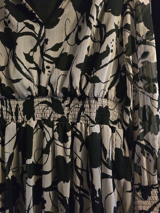 Reserved sukienka cappuccino w czarne wzory floral