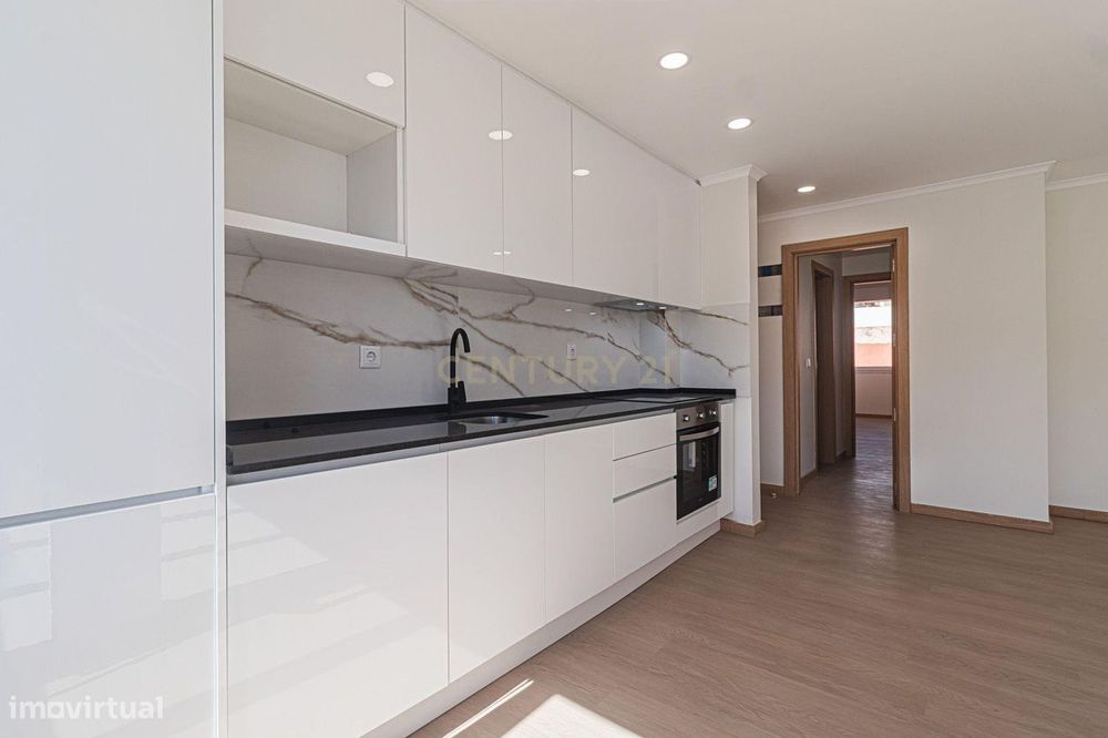 T2 Totalmente Remodelado | Luminosidade, Conforto e Terraço de 45 m²