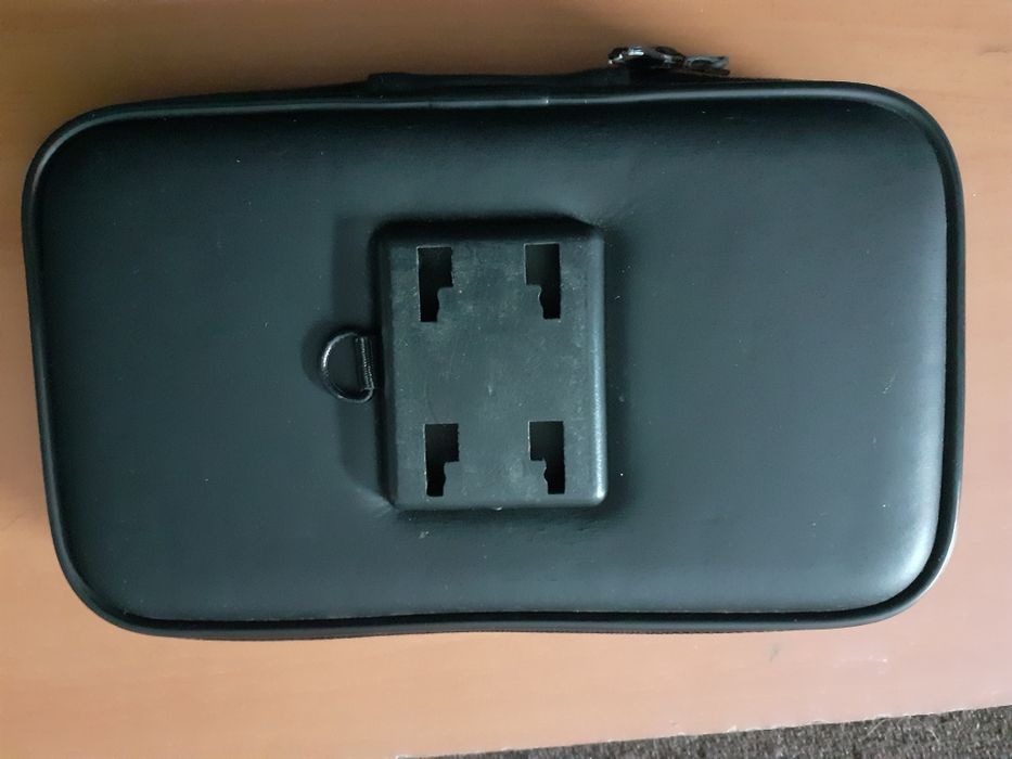 Bolsa tiracolo castanho em pele bom estado.