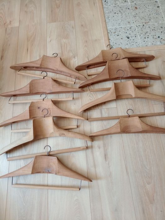 Cabides de madeira maciça antigo 5€ unidade
