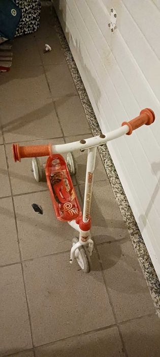 Trotineta vermelho do faísca mcquee95