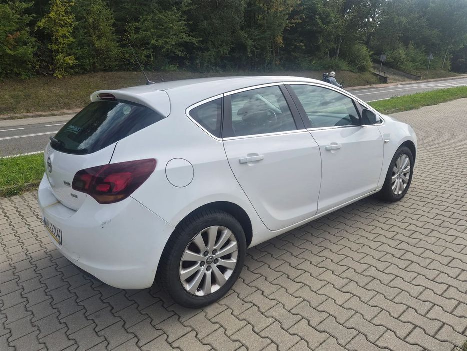 Opel Astra Auto z polskiego salonu,druga właścicelka,nowe opony letnie i zimowe