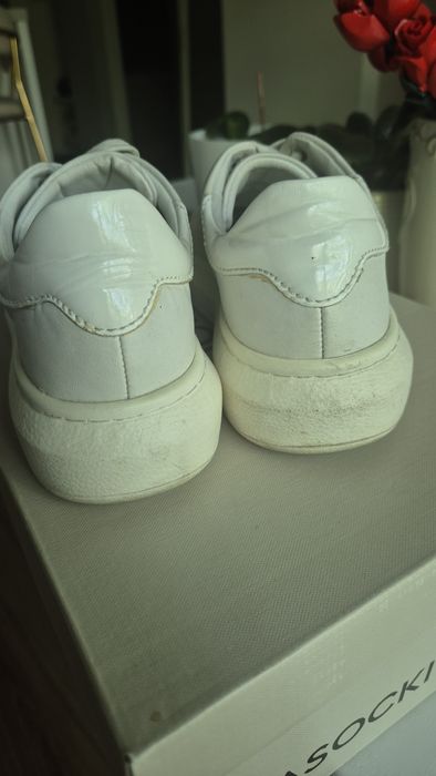 Białe buty lasocki
