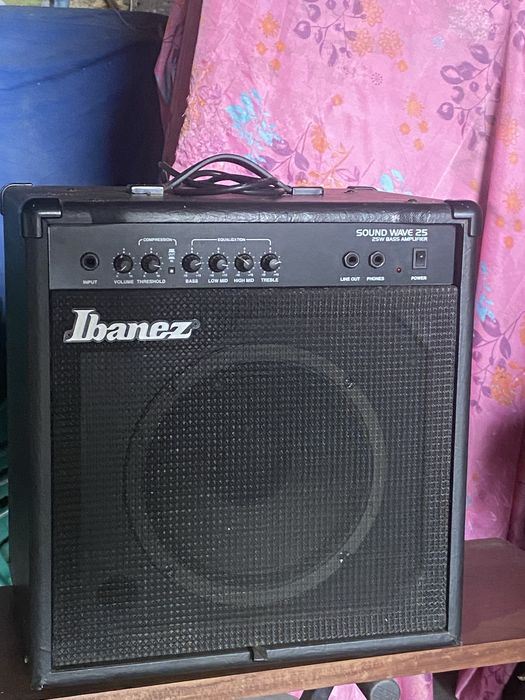 Guitarra baixo jazz fender e amplificador de baixo Ibanez