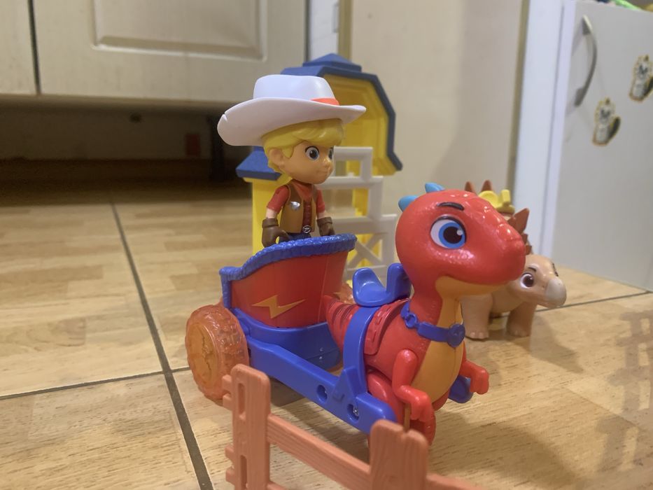 Набор игрушек «Dino Ranch Jon & Blitz's Chariot Vehicle»