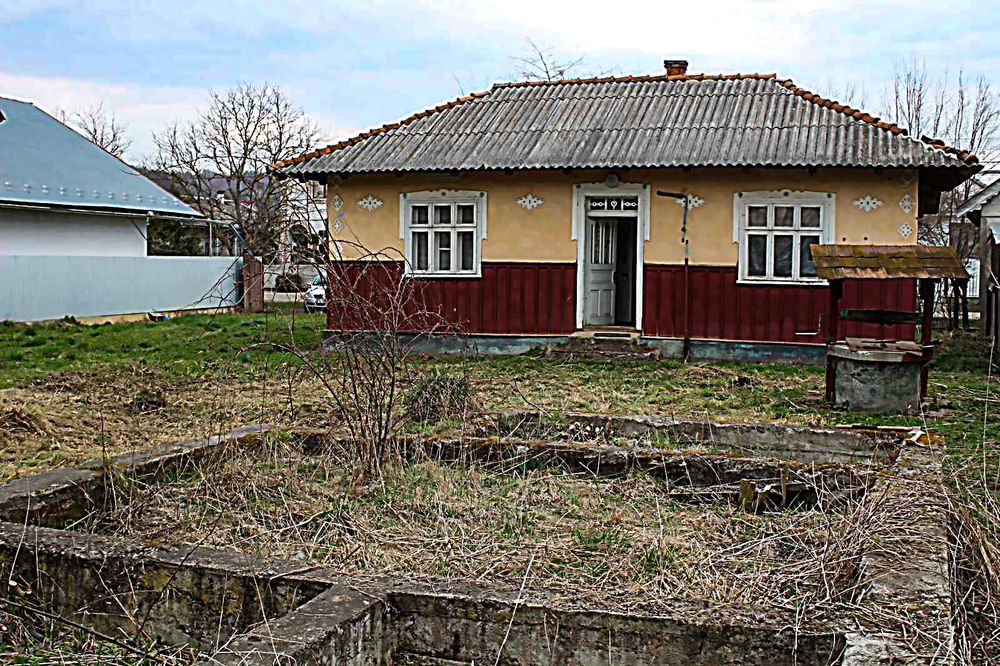 Продається будинок з ділянкою в селі Рожнів.