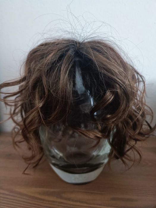 Peruka syntetyczna - kręcone włosy