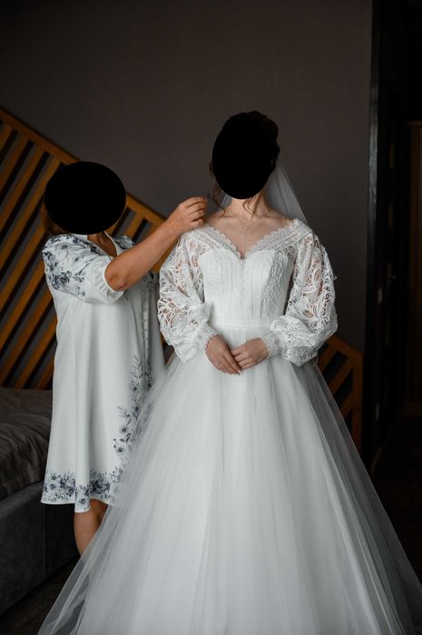 Весільна сукня з мереживними рукавами