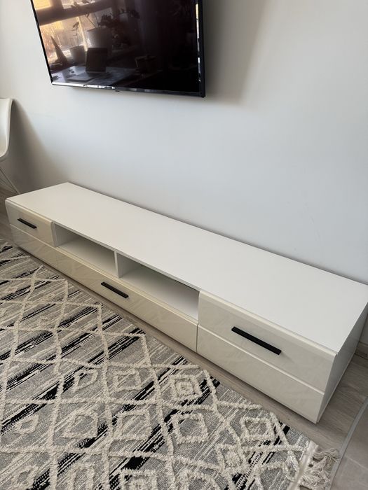 Тумбочка у вітальну (може бути під телевізор)