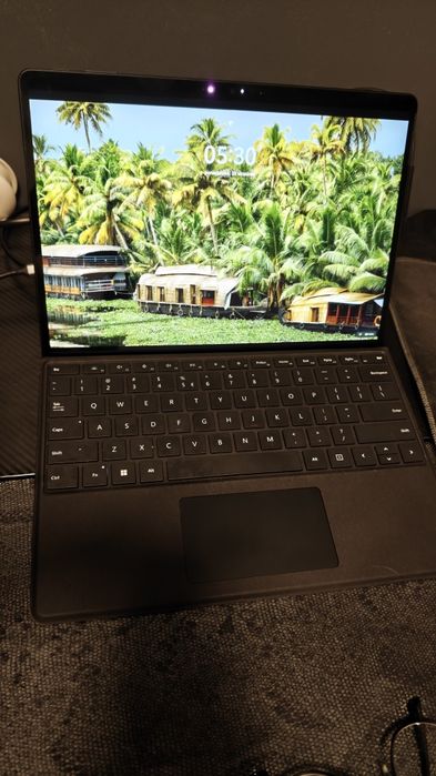 Surface Pro 9 i5 / 16GB / 256GB – Klawiatura + rysik – Stan Bardzo Dobry