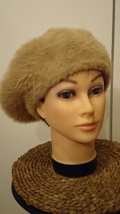 Beżowy włochaty beret