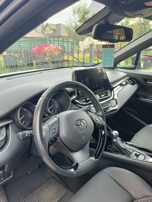 Sprzedam Toyotę C-HR