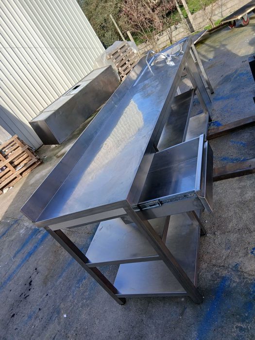 Bancadas de inox com diversas medidas.