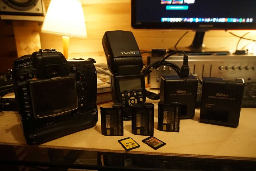 Nikon D7000  + lente + battery pack + carregador + 3 baterias.