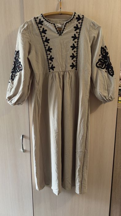 Сукня з вишивкою