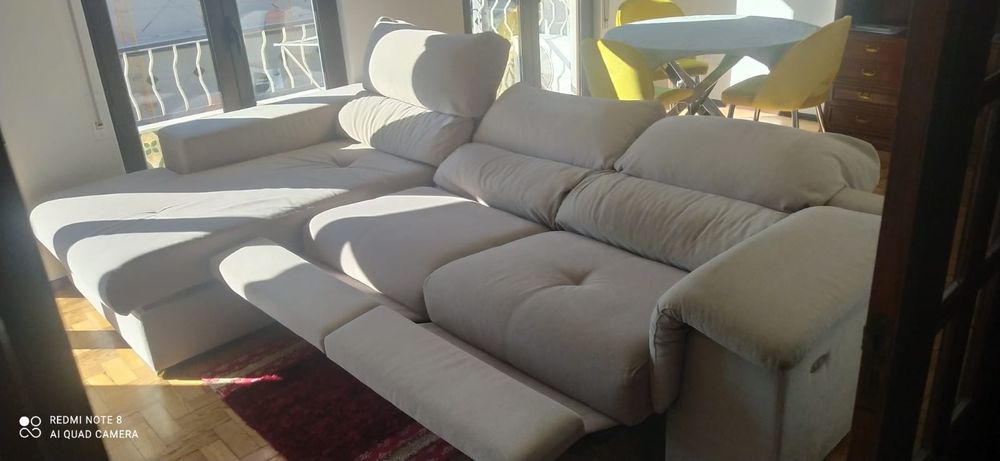 Vendo sofá com baú,elétrico e articulado 03 lugares.