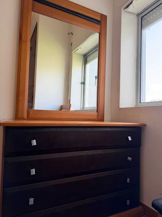 Conjunto de quarto em madeira - Cama de Casal, comoda, espelho e mesas