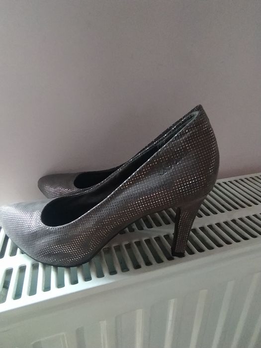 Pantofle damskie na obcasie 39