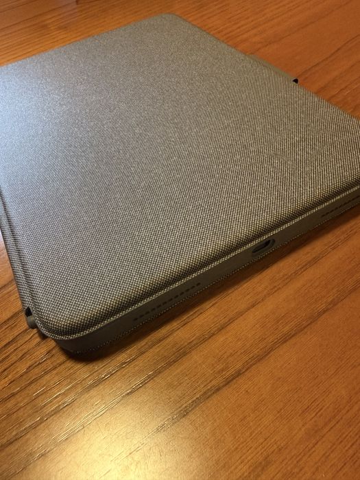 Capa com teclado Slim Folio da Logitech para iPad